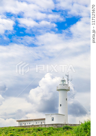 「青森県」夏空と鮫角灯台の風景 117125670