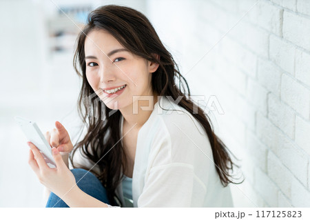 スマホを操作する若い女性 117125823