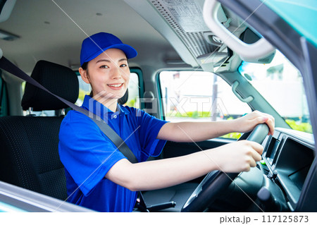 車に乗った配送スタッフ 117125873