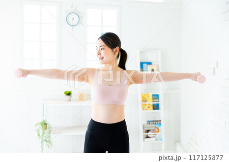 筋トレをする女性 117125877
