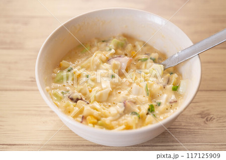 混ぜ合わせたお好み焼きの生地 117125909