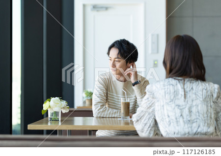 カフェで別れ話をする若い男女 カフェで別れ話をする若い男女 117126185