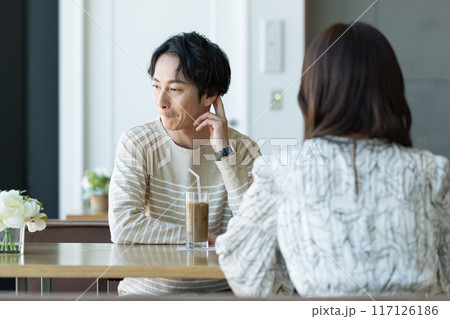 カフェで別れ話をする若い男女 117126186