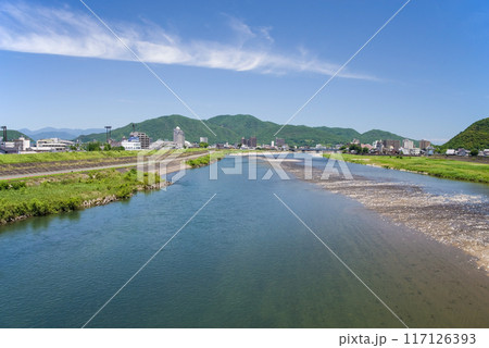 金華橋から眺める清流長良川(岐阜市) 金華橋から眺める清流長良川(岐阜市) 117126393