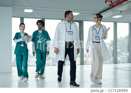Doctors Walking Along The Corridor In Hospital 117126908