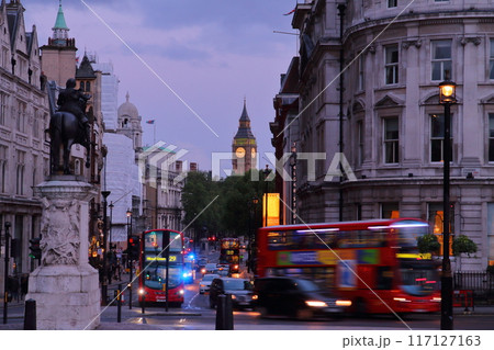 イギリス　ロンドン　ウェストミンスター地区のトラファルガー広場周辺の街並みの夕景 117127163