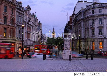 イギリス　ロンドン　ウェストミンスター地区のトラファルガー広場周辺の街並みの夕景 117127165