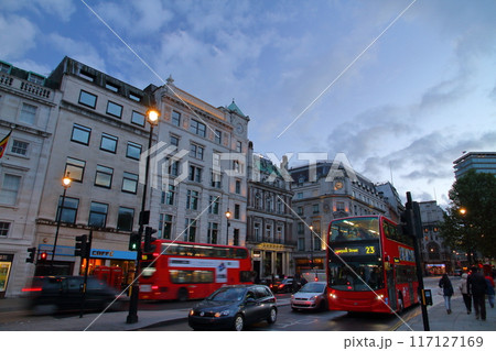 イギリス ロンドン ウェストミンスター地区のトラファルガー広場周辺の街並みの夕景 イギリス ロンドン ウェストミンスター地区のトラファルガー広場周辺の街並みの夕景 117127169