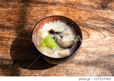 茄子と油揚げとネギの大きな具のお味噌汁 117127405