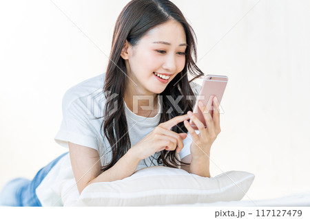 笑顔でスマホを見る女性 笑顔でスマホを見る女性 117127479