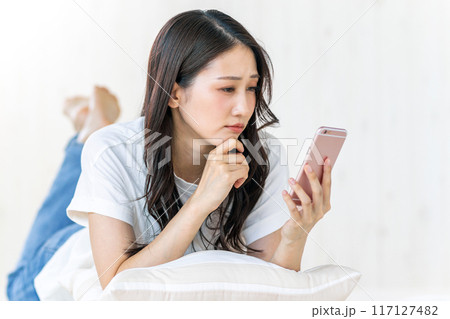 不機嫌な女性 117127482