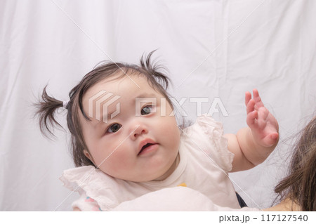 【おばあちゃんの髪を引っ張る赤ちゃん】 117127540