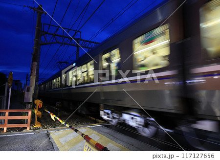 夜の踏切を通過する電車 夜の踏切を通過する電車 117127656