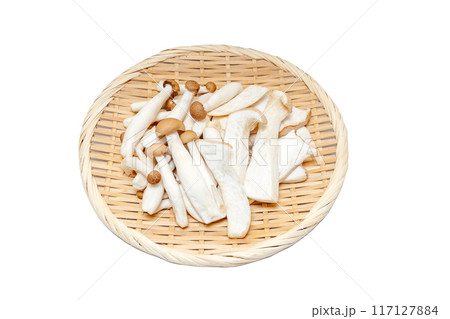 ザルに盛ったカットぶなしめじとカットエリンギ【白背景・切り抜き】 ザルに盛ったカットぶなしめじとカットエリンギ【白背景・切り抜き】 117127884