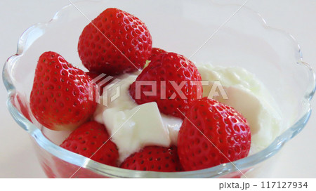 健康的ないちごヨーグルトの朝食 117127934