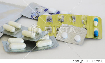 病院の処方薬 カプセルと錠剤のイメージ 病院の処方薬 カプセルと錠剤のイメージ 117127944