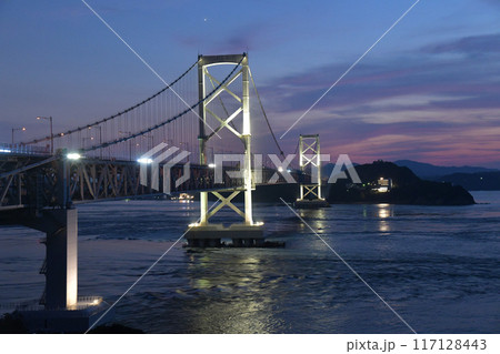 ライトアップされた鳴門大橋 ライトアップされた鳴門大橋 117128443