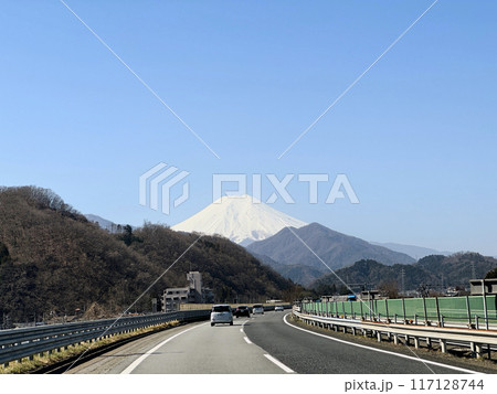 中央自動車道（河口湖線）から見た富士山 117128744