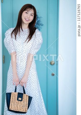 ワンピースを着たオシャレな女性 ワンピースを着たオシャレな女性 117128765