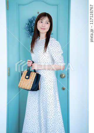 ワンピースを着たオシャレな女性 117128767