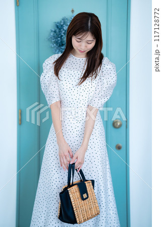 ワンピースを着たオシャレな女性 ワンピースを着たオシャレな女性 117128772