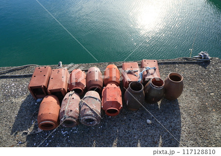 漁港に置かれたタコつぼ 漁港に置かれたタコつぼ 117128810