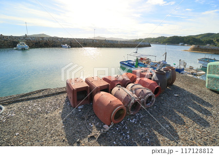 漁港に置かれたタコつぼ 漁港に置かれたタコつぼ 117128812