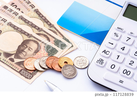 新一万円札、通帳、電卓、小銭、ペン 新一万円札、通帳、電卓、小銭、ペン 117128839