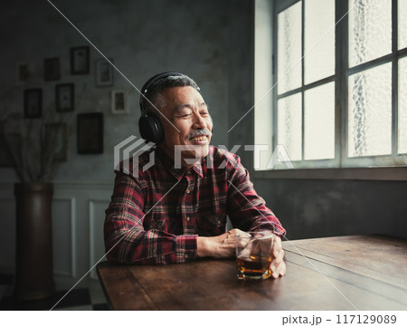 酒を飲む男性 117129089