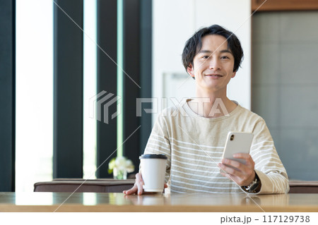 カフェでくつろぐ若い男性 カフェでくつろぐ若い男性 117129738