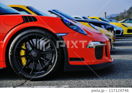 オレンジの高級スポーツカー 117129746