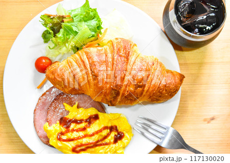 朝食のクロワッサンとコーヒー 117130020