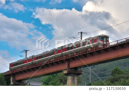青空の下、鉄橋を渡るキハ189形ディーゼルカー 青空の下、鉄橋を渡るキハ189形ディーゼルカー 117130030
