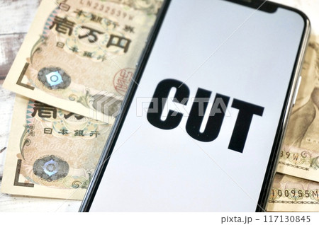 CUTと表示されたスマホと一万円札 CUTと表示されたスマホと一万円札 117130845