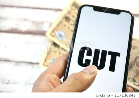 CUTと表示されたスマホと一万円札 CUTと表示されたスマホと一万円札 117130848