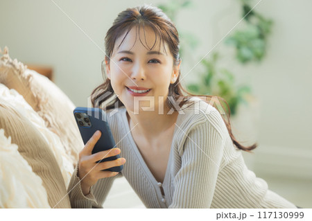ソファでリラックスする女性 ソファでリラックスする女性 117130999
