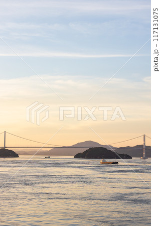 夏の瀬戸内海、来島海峡と来島海峡大橋の夕景 117131075