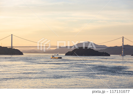 夏の瀬戸内海、来島海峡と来島海峡大橋の夕景 夏の瀬戸内海、来島海峡と来島海峡大橋の夕景 117131077