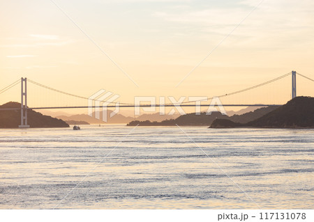 夏の瀬戸内海、来島海峡と来島海峡大橋の夕景 夏の瀬戸内海、来島海峡と来島海峡大橋の夕景 117131078