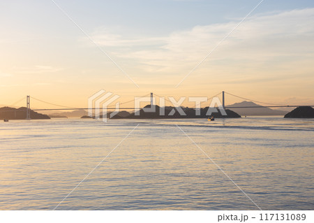 夏の瀬戸内海、来島海峡と来島海峡大橋の夕景 117131089