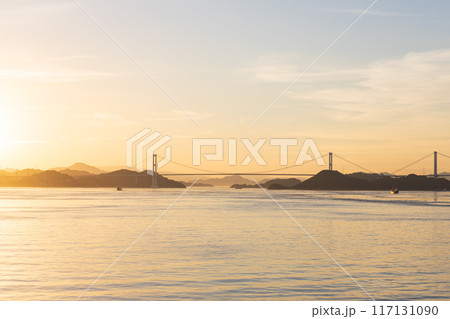 夏の瀬戸内海、来島海峡と来島海峡大橋の夕景 117131090