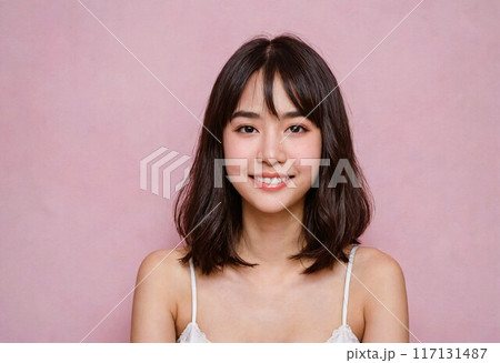 かわいいアジア人女性のポートレート　ピンクの背景 117131487