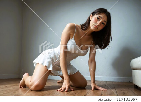 部屋でリラックスする若い女性 117131967