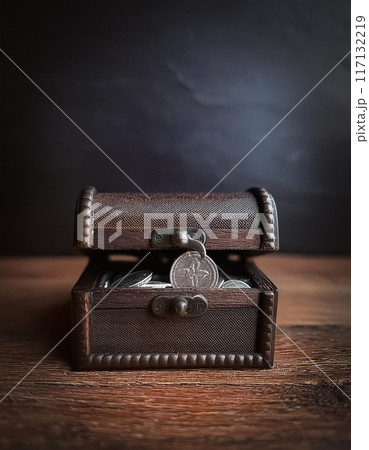 小銭と古い箱 小銭と古い箱 117132219
