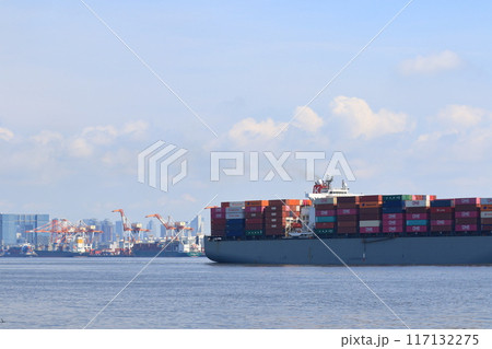 東京港を出港する大型コンテナ船 貨物船の航海 東京港を出港する大型コンテナ船 貨物船の航海 117132275