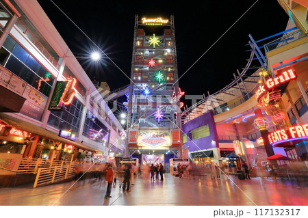 アメリカ、ネバダ州の観光名所ラスベガスのフリーモントストリートの夜景 117132317