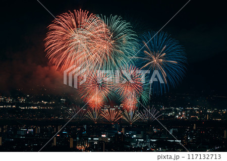 夜空に舞う打ち上げ花火 117132713