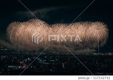 夜空に舞う打ち上げ花火 117132732