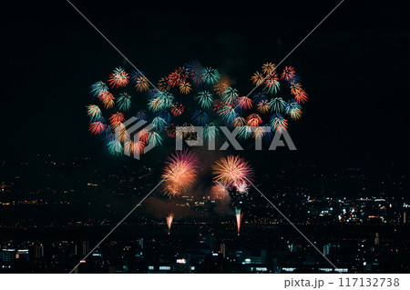 夜空に舞う打ち上げ花火 夜空に舞う打ち上げ花火 117132738
