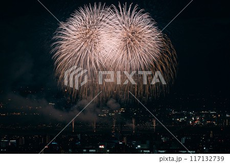 夜空に舞う打ち上げ花火 117132739